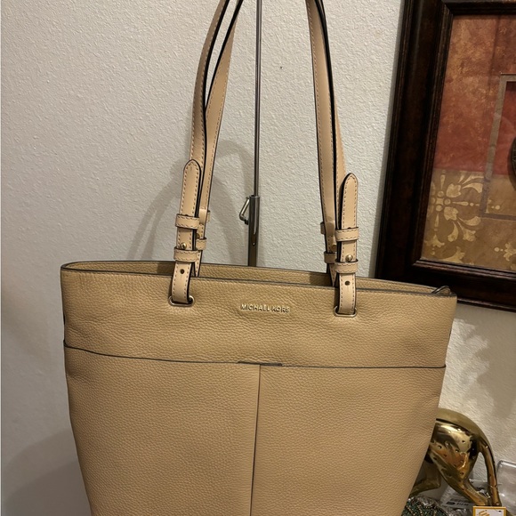 Michael Kors Soft Leather Sand colorTote.HandlesareExcellant LeatherVachetta.EUC - Picture 3 of 11
